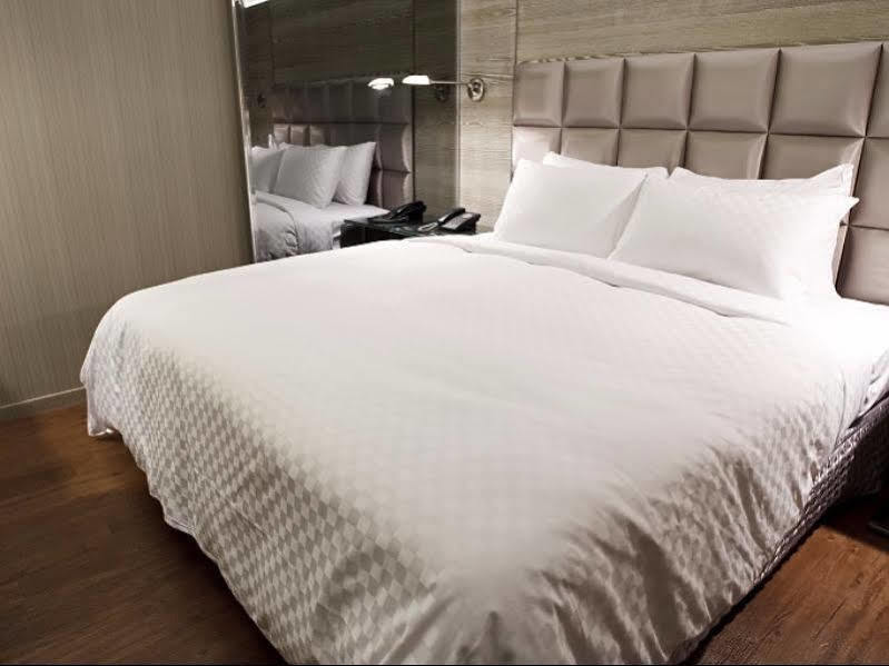 รอยัล กรุ๊ป โฮเต็ล โฮ ยี บรั้นช์ Hotel เกาสง ภายนอก รูปภาพ